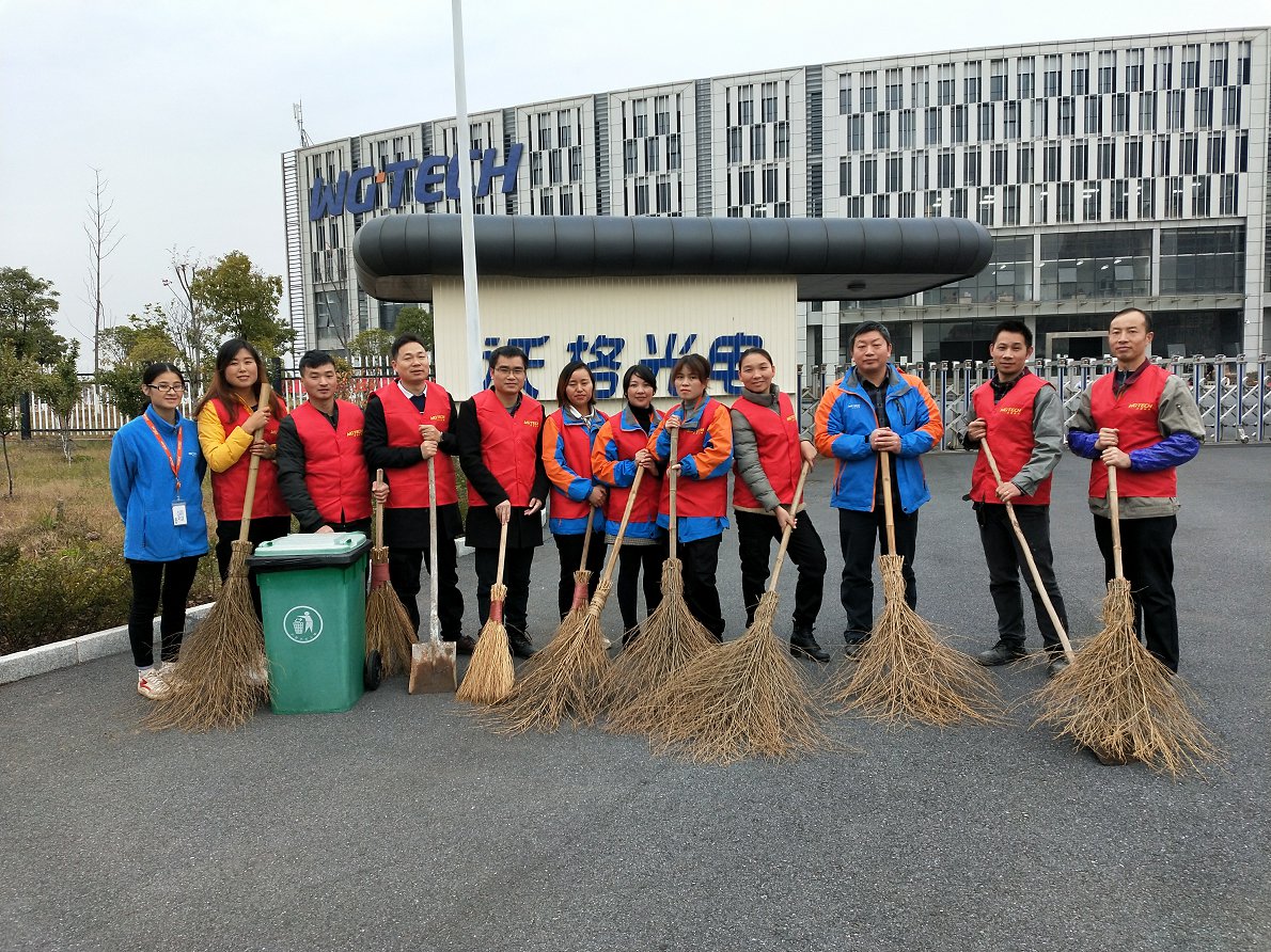 创建全国文明城，在职党员先锋行，公司党支部积极组织党员志愿者开展创城环境卫生大扫除活动